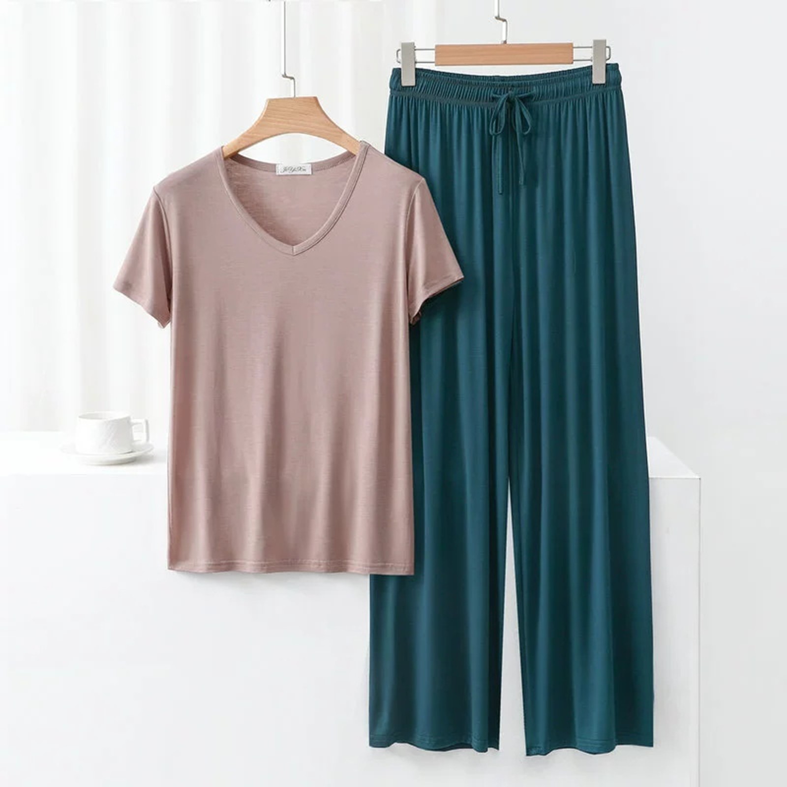 thumbnail image 2 of Conjunto de pijama de manga corta con cuello en V para mujer - Pantalones largos de poliéster y spandex, ropa de dormir ligera para verano, 2 of 5
